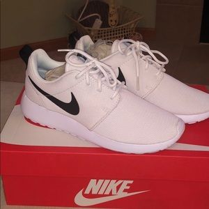 NEW Nike Women’s Roshe